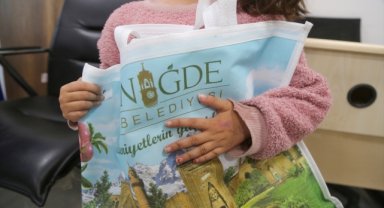 Niğde Belediyesinden öğrencilere kırtasiye ve okul forması yardımı