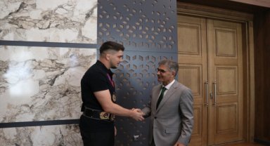 Niğde Valisi Çelik, dünya şampiyonu işitme engelli güreşçi Kacur'a altın hediye etti