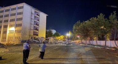 Niğde'de fakülte binasının yangın merdiveni kontrollü yıkım sırasında yürüyüş yoluna devrildi, 1 kişi yaralandı