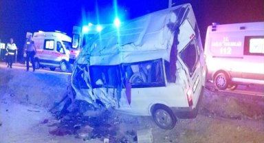 Niğde'de minibüsle otomobilin çarpıştığı kazada 8 kişi yaralandı