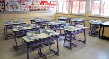 Okullarda uyum eğitimine katılacak öğrenciler için ücretsiz kitap dağıtıldı