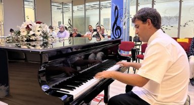 Otizmli "mutlak kulak" Sıtkı Taylan Hartavi, Bursalılara piyano resitali sundu