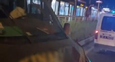 Otomobil tramvaya çarptı