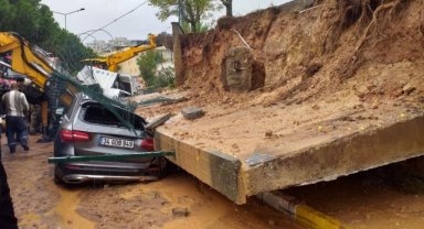 Pendik'te 2 araç, çöken istinat duvarının altında kaldı
