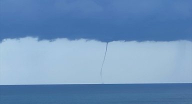 Rize'de denizde çıkan hortum cep telefonuyla görüntülendi