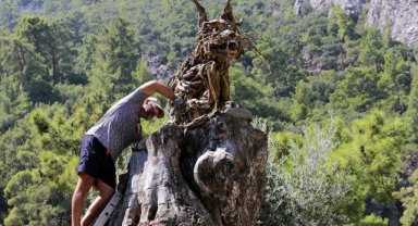 Rus heykeltıraş, kanyondan topladığı ağaç dallarını sanat eserine dönüştürüyor