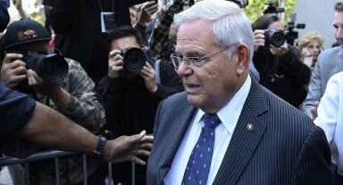 "Rüşvet almakla" suçlanan Menendez'e yurt dışına çıkma yasağı getirildi