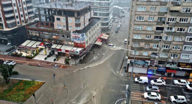 Samsun'da sağanak nedeniyle ev ve iş yerlerini su bastı