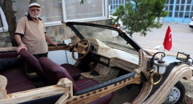  Sivaslı bağlama ve mobilya ustalarının ahşapla kapladığı otomobil ilgi odağı oldu