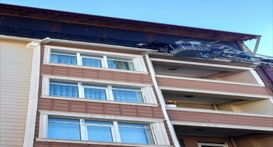 Sivas'ta balkon demirine sıkışan güvercini itfaiye kurtardı