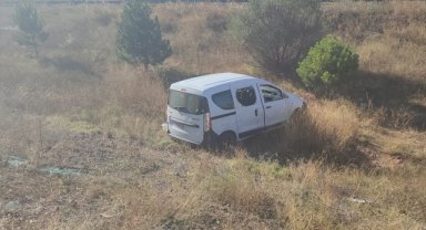 Sivas'ta devrilen hafif ticari araçtaki 4 kişi yaralandı