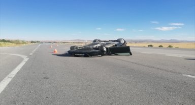 Sivas'ta devrilen otomobildeki 2 kişi yaralandı