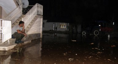Sivas'ta patlayan sulama hattı borusundan akan su samanlık ve ahıra zarar verdi