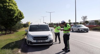 Sivas'ta polisin "dur" ihtarına uymayan araçta 8 düzensiz göçmen yakalandı