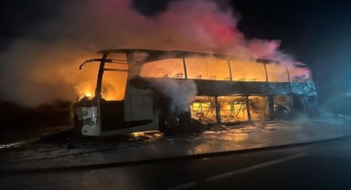 Sivas'ta seyir halindeki yolcu otobüsü yandı