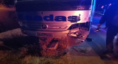 Sivas'ta yolcu otobüsüyle otomobil çarpıştı, 3 kişi yaralandı