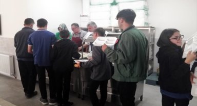 Sorgun Belediyesi öğrencilere öğle yemeği veriyor