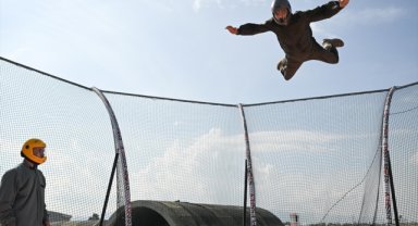 TEKNOFEST İzmir'deki dikey rüzgar tüneli "serbest düşüş" heyecanı yaşatıyor