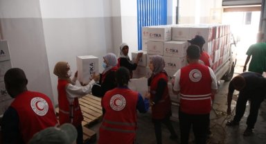 TİKA, Libya Kızılayı'na afetzedeler için 5 bin gıda kumanyası teslim etti 