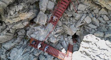 Toroslar'daki Çimi Yaylası'nda süt ürünleri sıcaktan obruklarda korunuyor