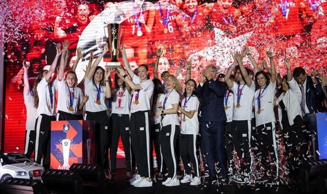 Türk voleybolunun efsaneleri Avrupa şampiyonluğunu değerlendirdi