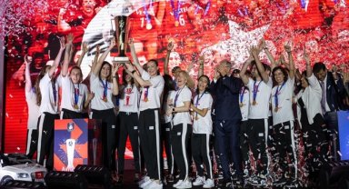 Türk voleybolunun efsaneleri Avrupa şampiyonluğunu değerlendirdi