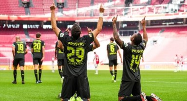 Yarıda kalan Ajax-Feyenoord maçı seyircisiz tamamlandı