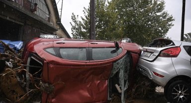 Yunanistan'da selde mahsur kalanları kurtarmak için şişme botlarla müdahale ediliyor