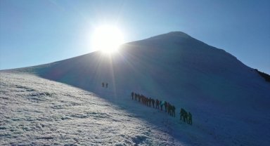 Zirvesi buzullarla kaplı Ağrı Dağı dünyanın farklı ülkelerinden dağcıları ağırlıyor