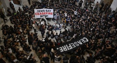 ABD'de İsrail'in saldırılarına karşı yapılan protestoda, Kongre binasında oturma eylemi yapıldı