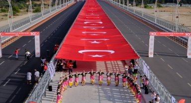 Adana 15 Temmuz Şehitler Köprüsü'nde dev Türk bayrağı altında 100. yıl kutlaması