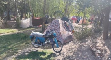 Afganistan'ın Herat vilayetinde vatandaşlar, deprem korkusuyla dışarıda sabahlıyor