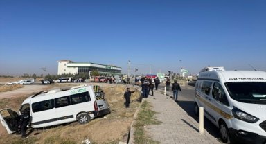 Aksaray'da işçi servisi ile kamyonetin çarpıştığı kazada 2 kişi öldü, 15 kişi yaralandı