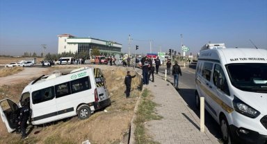 Aksaray'da işçi servisi ile kamyonetin çarpıştığı kazada 2 kişi öldü, 15 kişi yaralandı