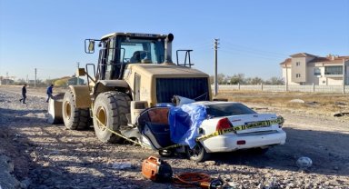 Aksaray'da park halindeki iş makinesine çarpan otomobilin sürücüsü öldü