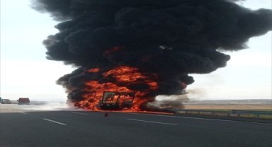 Aksaray'da seyir halindeki tırın dorsesinde çıkan yangın söndürüldü