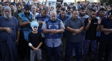 Al Jazeera muhabiri Dahduh'un İsrail saldırısında ölen eşi ve çocukları son yolculuğuna uğurlandı