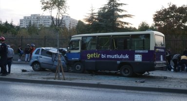 Ankara'da otomobil ile dolmuşun çarpıştığı kazada 1 kişi öldü, 14 kişi yaralandı