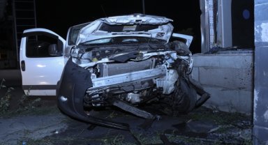 Ankara'da üst geçidin ayağına çarpan araçtaki 2 kişi öldü