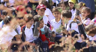 Ankaralı öğrenciler Cumhuriyet'in 100. yılında binlerce fidan dikti