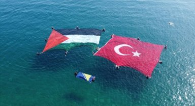 Antalya'da arama kurtarma ekipleri denizde Türk ve Filistin bayrakları açtı