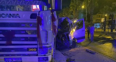 Antalya'da kamyona çarpan tur minibüsündeki 1 turist öldü, 11 kişi yaralandı