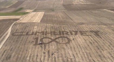 Askeri helikopter, Merzifonlu çiftçinin tarlasına yazdığı "Cumhuriyet" yazısını görüntüledi