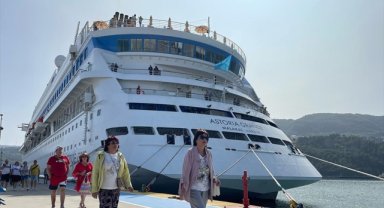 "Astoria Grande" kruvaziyeri 788 yolcusuyla Amasra'da demirledi