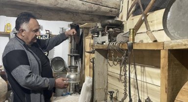 Babasının tarihi mahalledeki emaneti "kültür evi"ni yaşatmaya çalışıyor