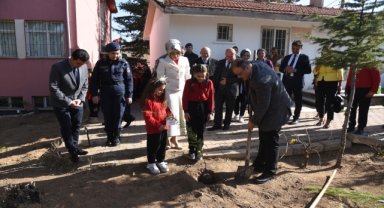 Bahşılı'da Cumhuriyet'in 100. yılında 100 fidan toprakla buluşturuldu
