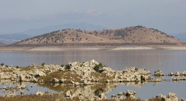 Barajda sular çekilince lav kalıntıları ortaya çıktı