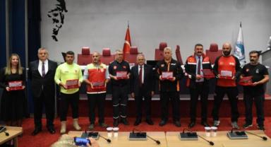 Başkan Büyükkılıç’tan afetin isimsiz kahramanlarına plaket