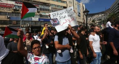 Batı Şeria'da binlerce Filistinli, İsrail'in Gazze saldırılarını protesto etti