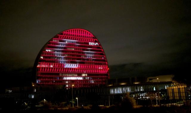 BBVA, Madrid'deki genel müdürlük binasına Türk bayrağı yansıttı